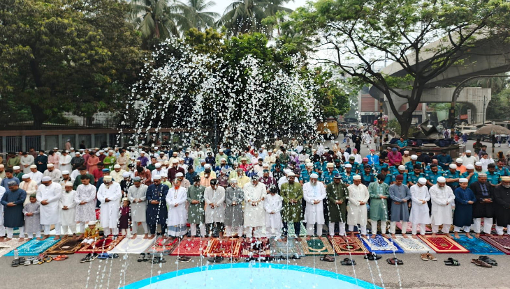 জাতীয় ঈদগাহে ঈদের জামাত অনুষ্ঠিত জাতীয় ঈদগাহ ময়দানে ঈদুল ফিতরের প্রধান জামাত অনুষ্ঠিত হয়েছে। আজ সোমবার সকাল সাড়ে ৮টায় এই জামাত অনুষ্ঠিত হয়। এতে প্রধান উপদেষ্টা ড. মুহাম্মদ ইউনূস, সুপ্রিম কোর্টের প্রধান বিচারপতি ও অন্যান্য বিচারপতি, উপদেষ্টা পরিষদের সদস্য, রাজনীতিবিদসহ সব শ্রেণি-পেশার মানুষ অংশ নেন। সকাল সাড়ে ৬টা থেকেই জাতীয় ঈদগাহে মুসল্লিরা জড়ো হতে থাকেন। ঈদের জামাত নির্বিঘ্ন করতে নেওয়া হয়েছে পাঁচ স্তরের নিরাপত্তা ব্যবস্থা। জামাতে ইমাম হিসেবে দায়িত্ব পালন করেন বায়তুল মোকাররম জাতীয় মসজিদের খতিব মুফতি মোহাম্মদ আবদুল মালেক। ক্বারী ছিলেন বায়তুল মোকাররমের মুয়াজ্জিন মুহাম্মদ হাবিবুর রহমান। ঢাকা দক্ষিণ সিটি করপোরেশনের তথ্য অনুযায়ী, এবারের ঈদগাহে একসঙ্গে প্রায় ৩৫ হাজার মুসল্লি নামাজ আদায় করেন। অন্যদিকে, জাতীয় মসজিদ বায়তুল মোকাররমে সকাল ৭টায় ঈদের প্রথম জামাত অনুষ্ঠিত হয়, যেখানে ইমামতি করেন বায়তুল মোকাররমের পেশ ইমাম হাফেজ মুফতি মাওলানা মুহিববুল্লাহিল বাকী। সকাল ১০টা ৪৫ পর্যন্ত মোট পাঁচটি জামাত অনুষ্ঠিত হবে। এদিকে, ঈদের জামাত শেষে মুসল্লিরা একে অপরের সঙ্গে কোলাকুলি ও শুভেচ্ছা বিনিময় করেন। জামাত শেষে প্রধান উপদেষ্টা ড. মুহাম্মদ ইউনূস দেশবাসীকে ঈদের শুভেচ্ছা জানান এবং একতা, শান্তি ও সমৃদ্ধির আহ্বান জানান। এবারের ঈদ জামাত উপলক্ষে জাতীয় ঈদগাহ ময়দান ও বায়তুল মোকাররম এলাকায় বিশেষ স্বাস্থ্যসেবা কেন্দ্র চালু করা হয় এবং জরুরি সেবা দেওয়ার জন্য পর্যাপ্ত অ্যাম্বুলেন্স ও মেডিকেল টিম প্রস্তুত রাখা হয়।